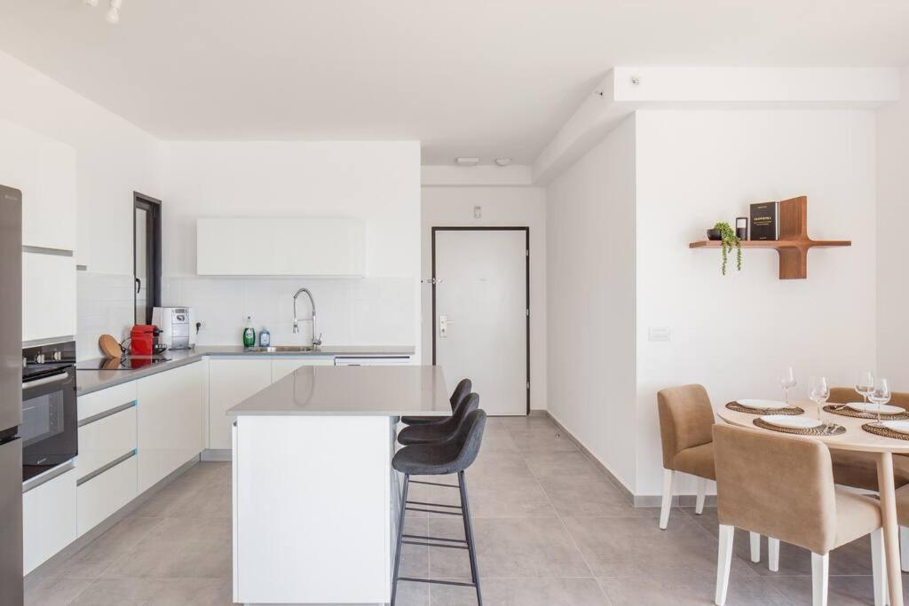 O&O Group- Magical 4Br Apt With Panoramic Sea View Бат-Ям Екстер'єр фото